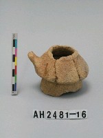 藏品(褐色粗砂雙耳小陶罐)的圖片